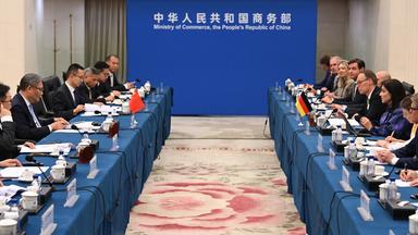  China, Peking: Die Delegationen um Katherina Reiche (l, CDU), Bundesministerin für Wirtschaft und Energie, und um Wang Wentao, Handelsminister Chinas, sitzen sich gegenüber