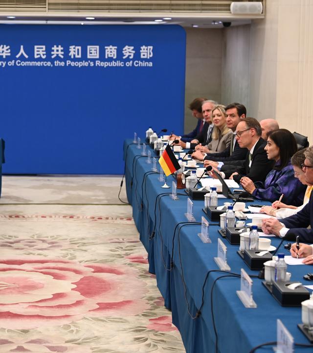  China, Peking: Die Delegationen um Katherina Reiche (l, CDU), Bundesministerin für Wirtschaft und Energie, und um Wang Wentao, Handelsminister Chinas, sitzen sich gegenüber