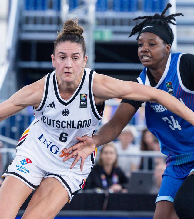 Beim 3x3-WM-Spiel setzt sich die deutsche Basketballspielerin Marie Reichert erfolgreich gegen ihre aserbaidschanische Konkurrentin Brianna Fraser durch