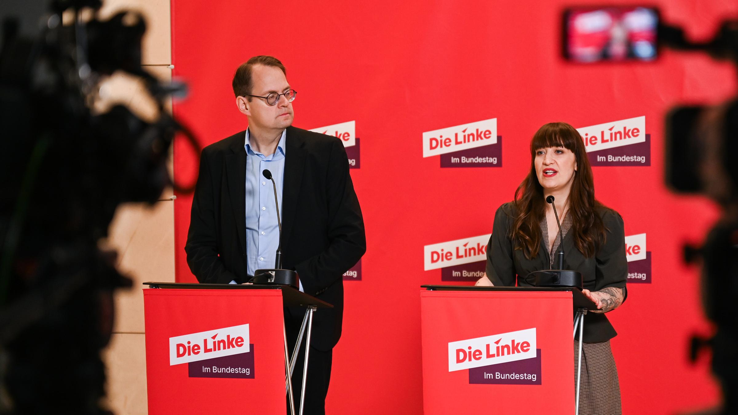 Sören Pellmann (l), Fraktionsvorsitzender von Die Linke im Bundestag, und Heidi Reichinnek, Fraktionsvorsitzende von Die Linke im Bundestag, sprechen nach der Abstimmung zum Rentenpaket bei einer Pressekonferenz.
