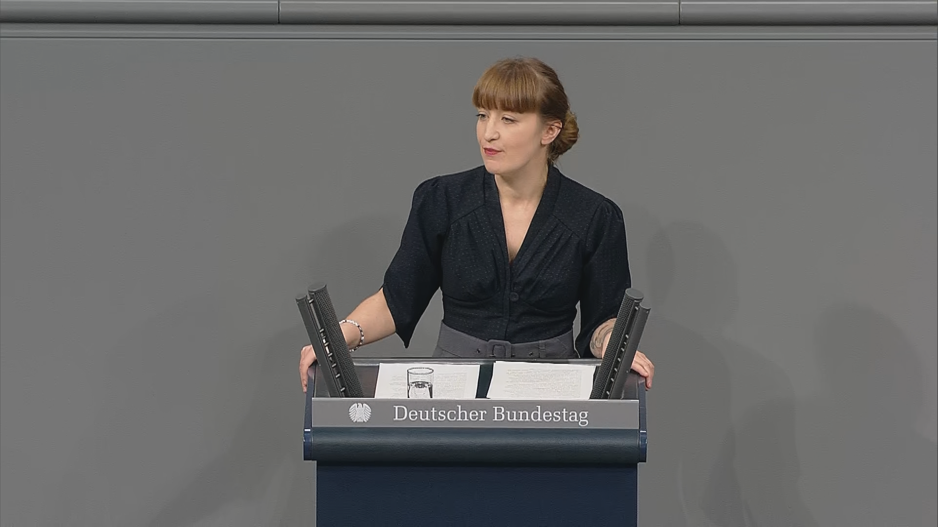 Linken-Politikerin Heidi Reichinnek am Rednerpult im Bundestag