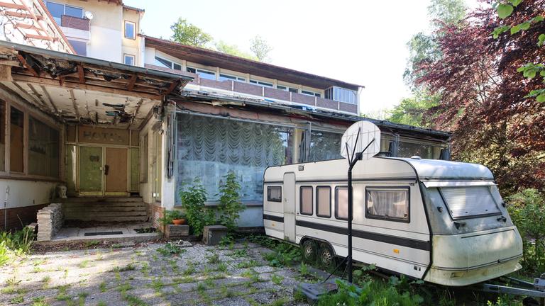 Niedersachsen, Bad Lauterberg: Ein Gebäude, das von Polizeibeamten nach dem Verbot der Reichsbürger-Gruppe "Königreich Deutschland" durch den Bundesinnenminister durchsucht wurde.