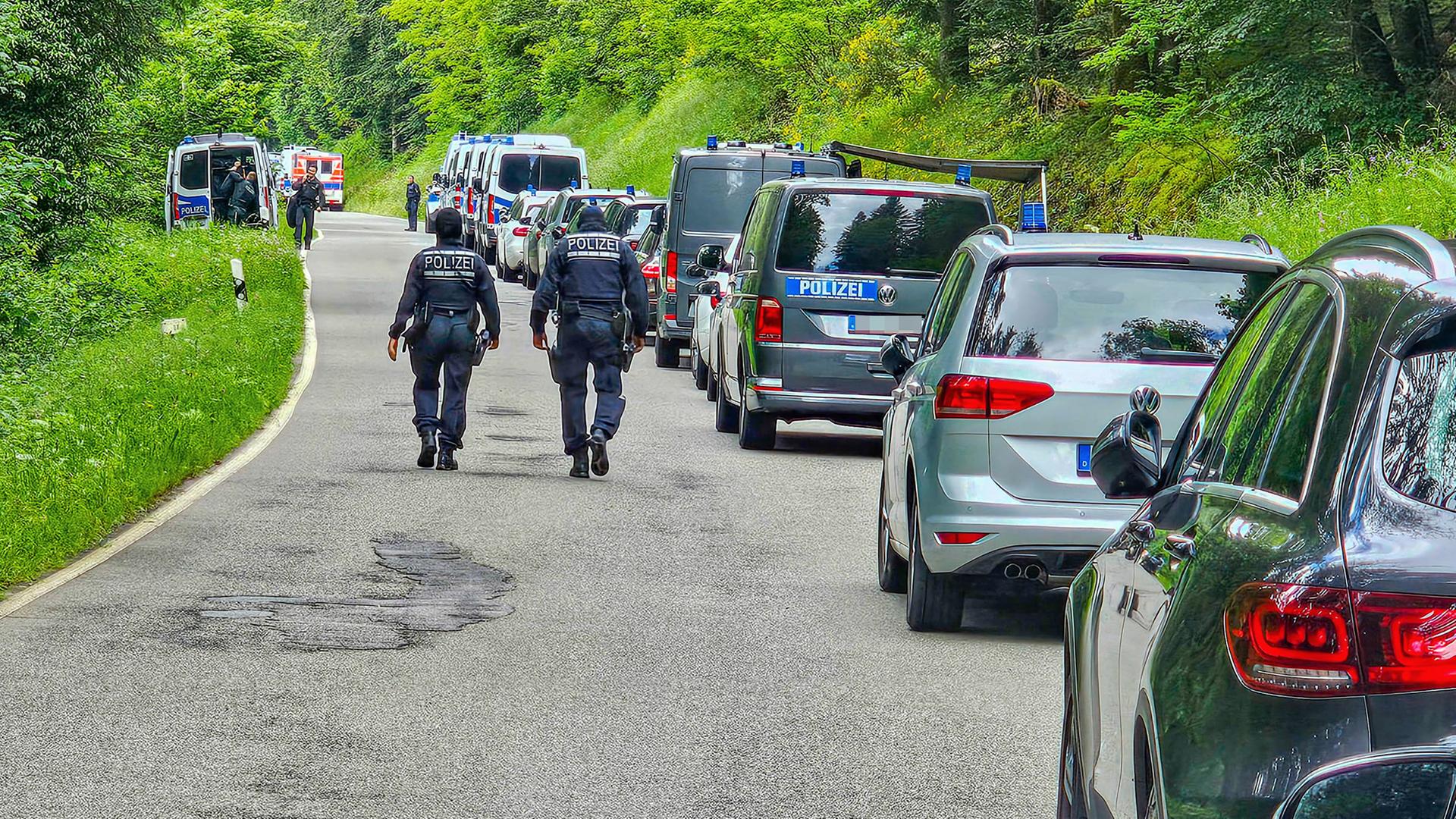 Polizisten sind bei einer Durchsuchung eines Grundstücks am Ortsrand von Althengstett in Baden-Württemberg im Einsatz.