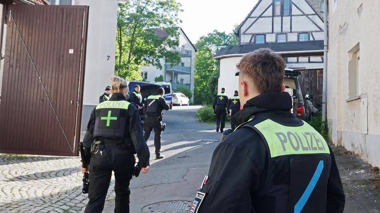 13.05.2025, Thüringen, Gera: Polizeibeamte durchsuchen nach dem Verbot der Reichsbürger-Gruppe "Königreich Deutschland" durch den Bundesinnenminister Gebäude.