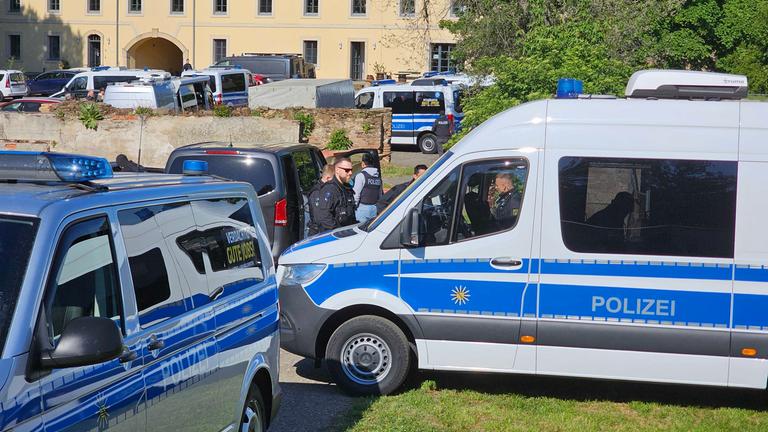 Polizeibeamte durchsuchen nach dem Verbot der Reichsbürger-Gruppe "Königreich Deutschland" durch den Bundesinnenminister Gebäude.