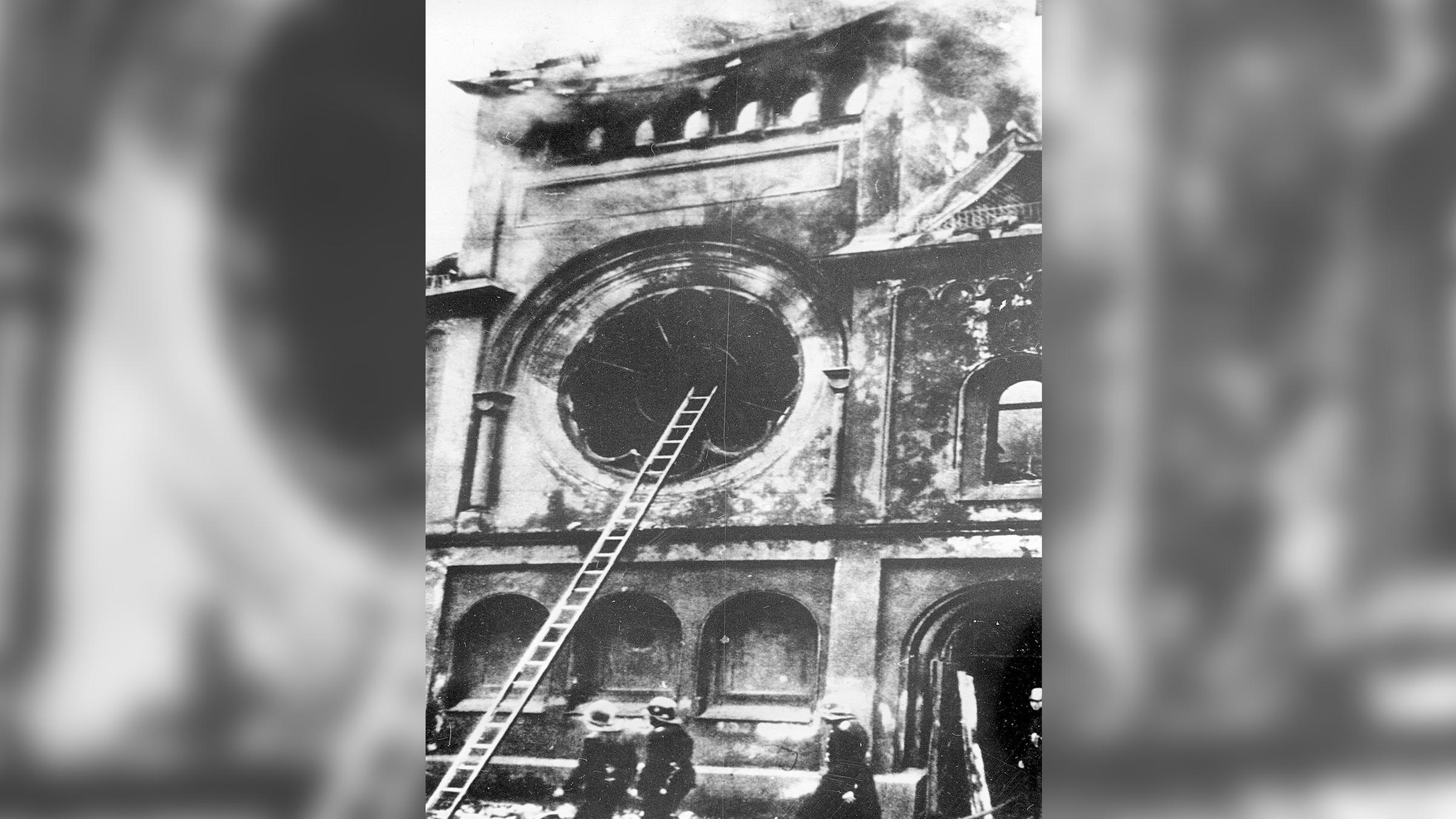 •	Organisierte Schlägertrupps der SA, der Hitlerjugend und anderer NS-Organisationen setzen jüdische Geschäfte und Gotteshäuser in Brand. Beinahe alle Synagogen und mehr als 7.000 jüdische Geschäfte und Wohnungen werden zerstört. 