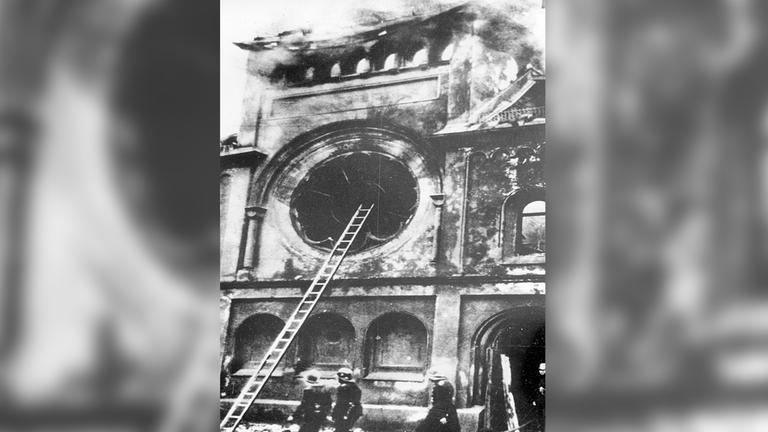 •	Organisierte Schlägertrupps der SA, der Hitlerjugend und anderer NS-Organisationen setzen jüdische Geschäfte und Gotteshäuser in Brand. Beinahe alle Synagogen und mehr als 7.000 jüdische Geschäfte und Wohnungen werden zerstört. 