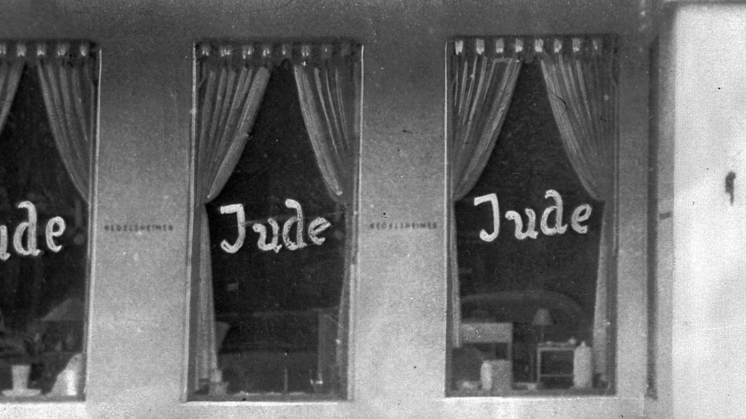 •	Als organisierter Pogrom markiert die Reichspogromnacht den Übergang von der administrativen und legislativen Diskriminierung der jüdischen Bevölkerung zur offenen Verfolgung. 