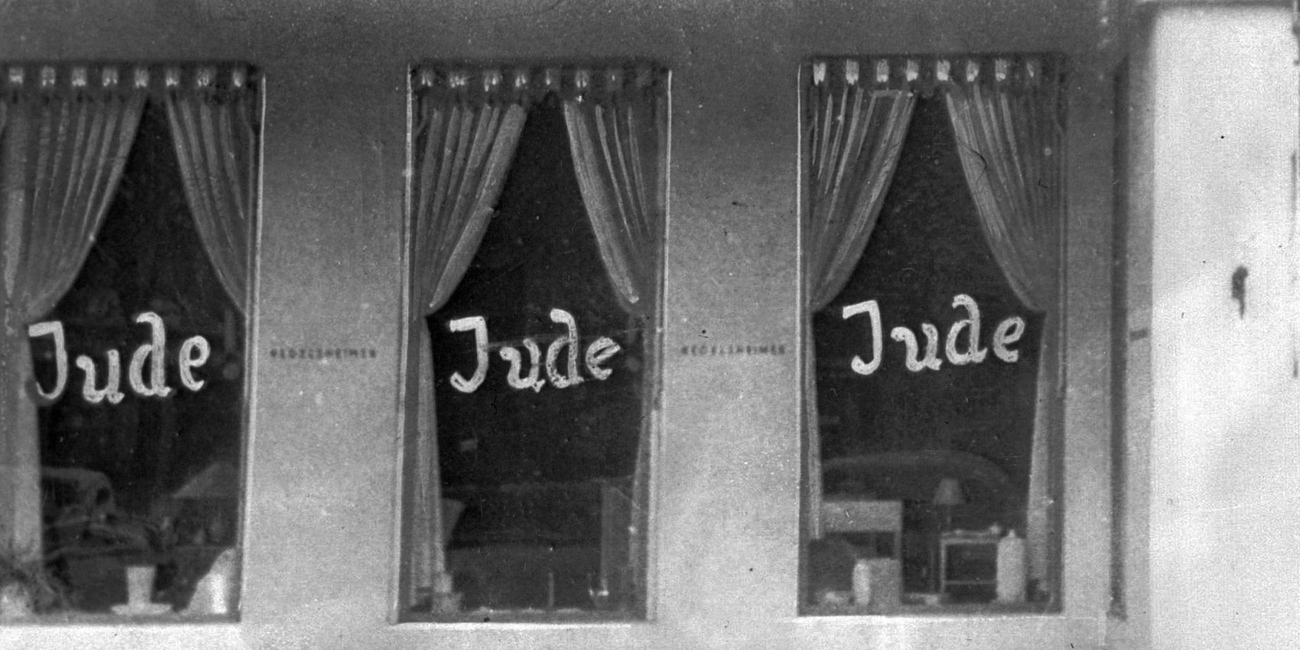 •	Als organisierter Pogrom markiert die Reichspogromnacht den Übergang von der administrativen und legislativen Diskriminierung der jüdischen Bevölkerung zur offenen Verfolgung. 
