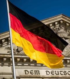 Reichstag mit Deutschlandfahne