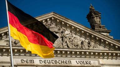 Reichstag mit Deutschlandfahne