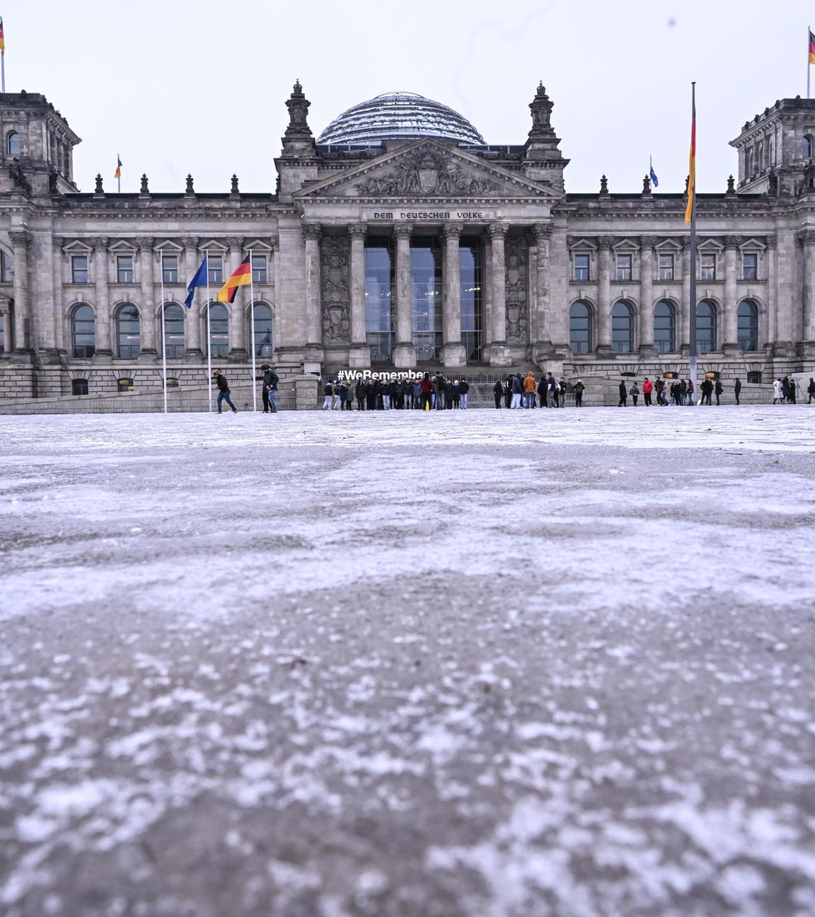 Archiv: Vereist ist die Fläche vor dem Reichstagsgebäude. 