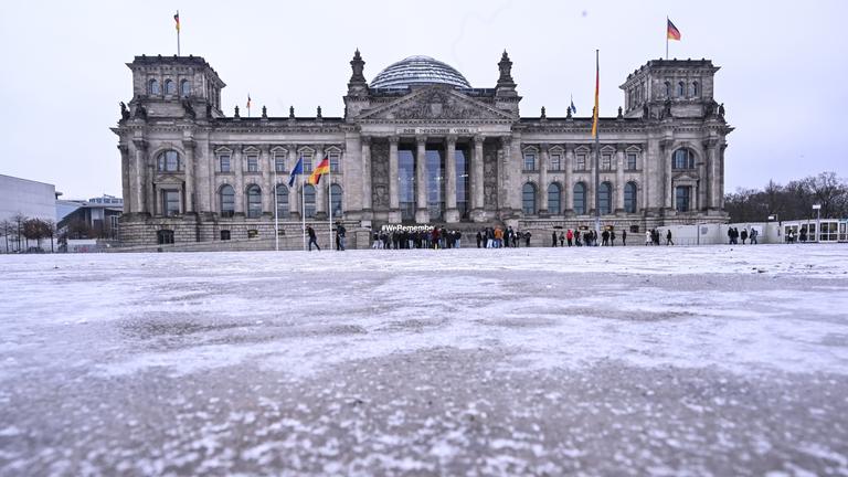 Archiv: Vereist ist die Fläche vor dem Reichstagsgebäude. 