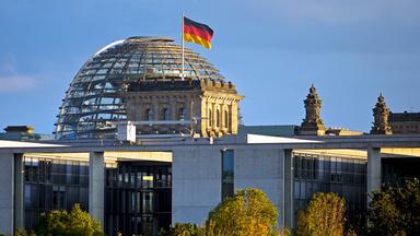 Reichstagskuppel mit Deutschlandfahne (Archivfoto)
