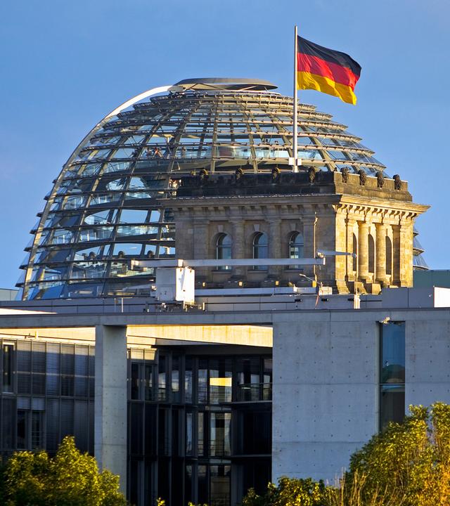 Reichstagskuppel mit Deutschlandfahne (Archivfoto)