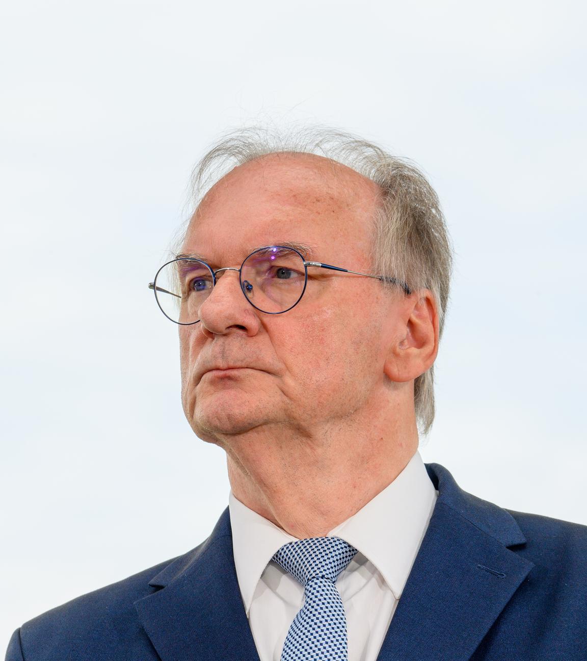 07.08.2025, Sachsen-Anhalt, Magdeburg: Reiner Haseloff (CDU), Ministerpräsident von Sachsen-Anhalt, nimmt in der Landesgeschäftsstelle der CDU Sachsen-Anhalt an einer Pressekonferenz teil.