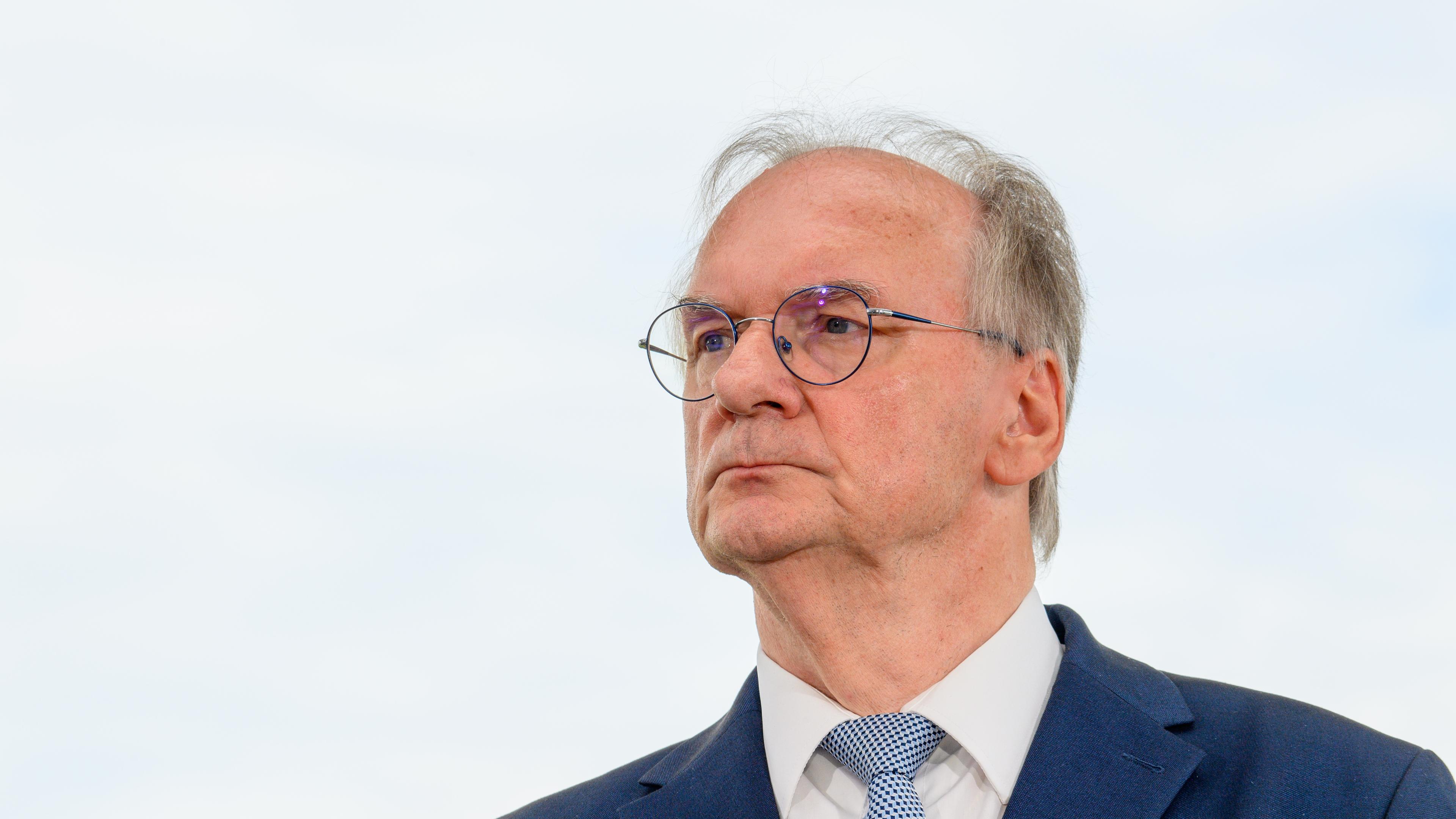 07.08.2025, Sachsen-Anhalt, Magdeburg: Reiner Haseloff (CDU), Ministerpräsident von Sachsen-Anhalt, nimmt in der Landesgeschäftsstelle der CDU Sachsen-Anhalt an einer Pressekonferenz teil.