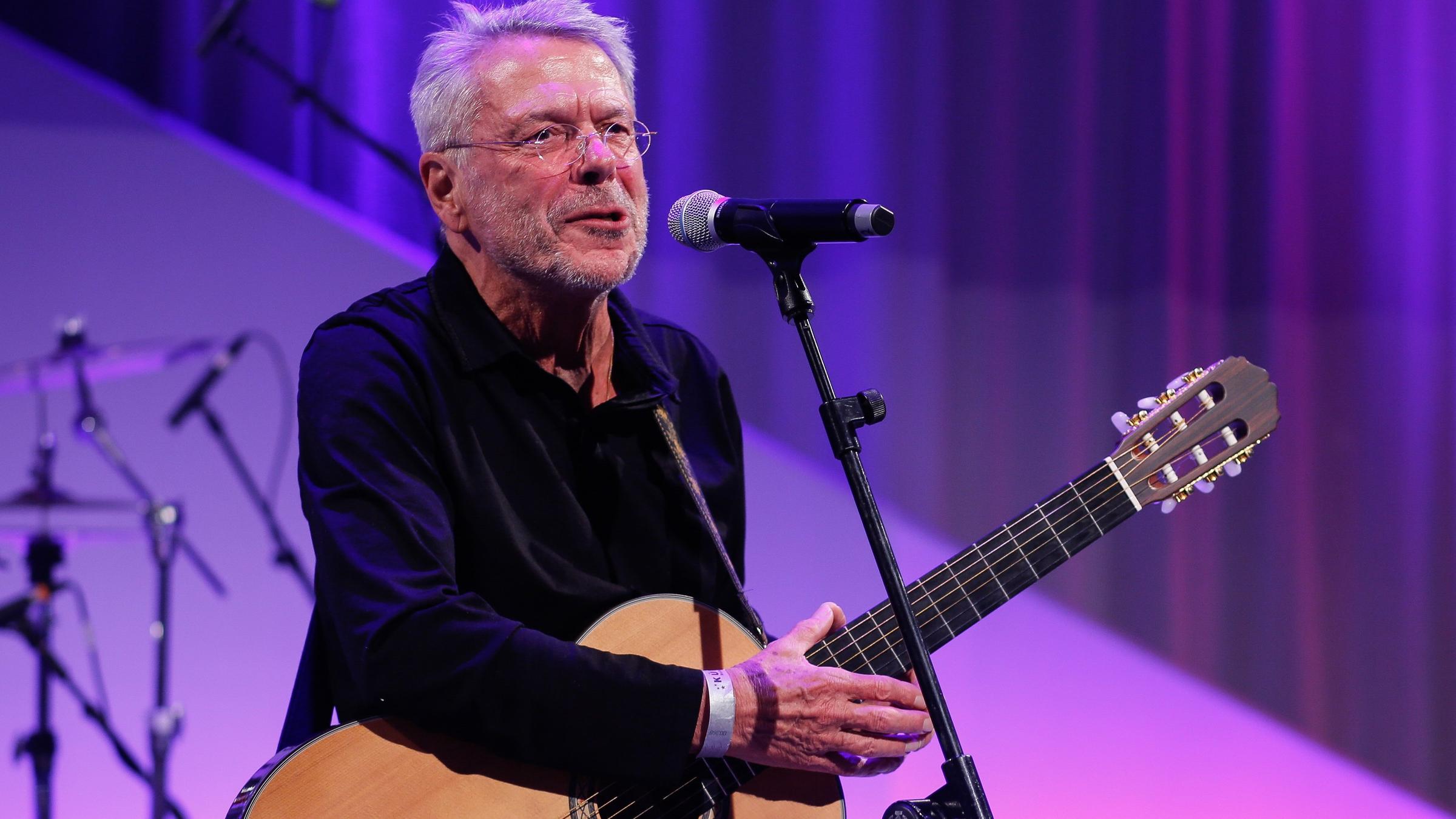 Nach 55 Jahren ist Reinhard Meys Lied „In meinem Garten“ dank der Doku über Rapper Haftbefehl wieder in den Charts. Der Song ist in einer der Schlüsselszenen des Films zu hören. (05.11.2025)