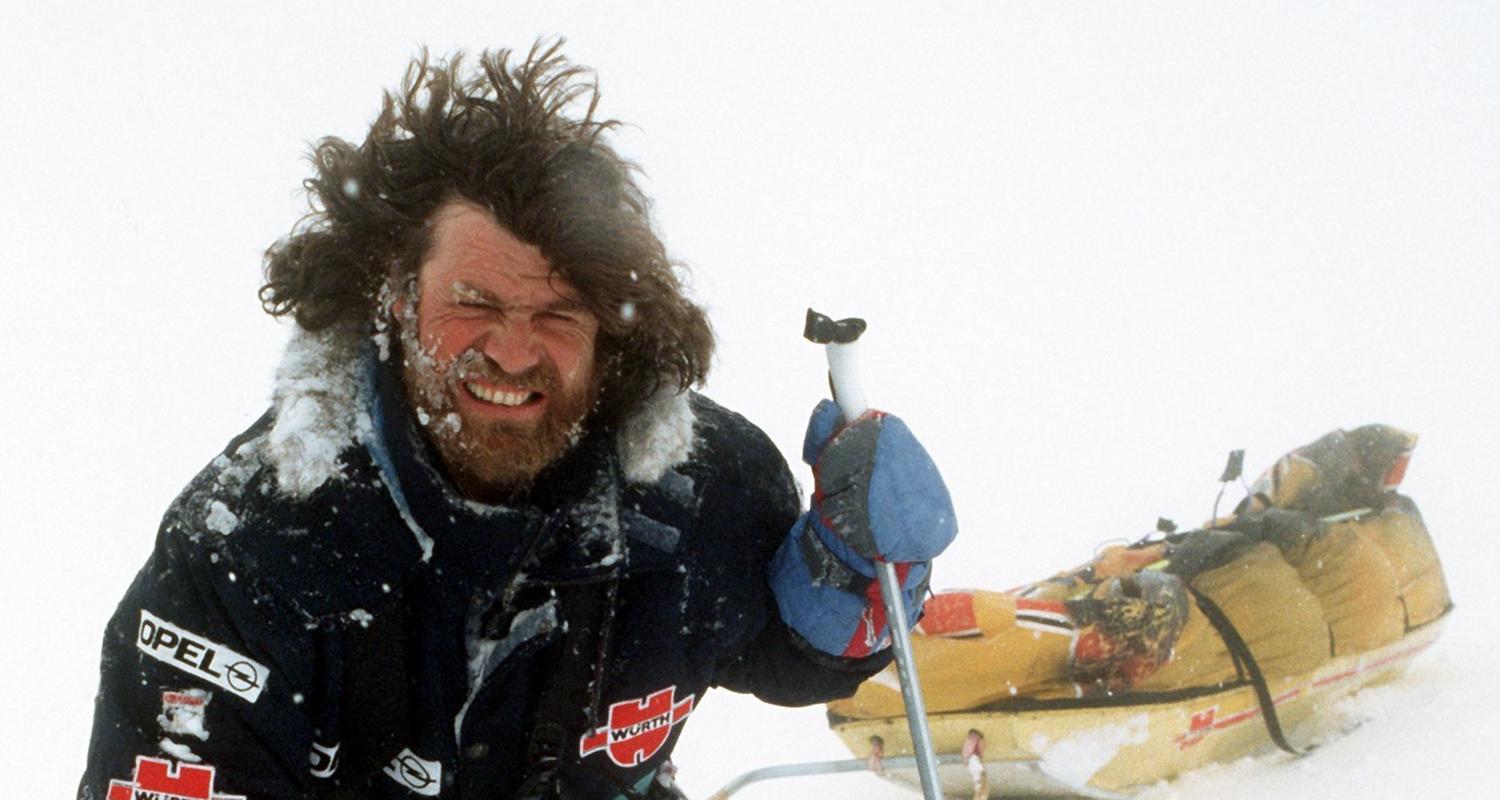 Der Bergsteiger Reinhold Messner demonstriert mit Ski und Lastenschlitten, wie es ihm und Arved Fuchs auf ihrer Antarktis-Expedition ergangen ist.