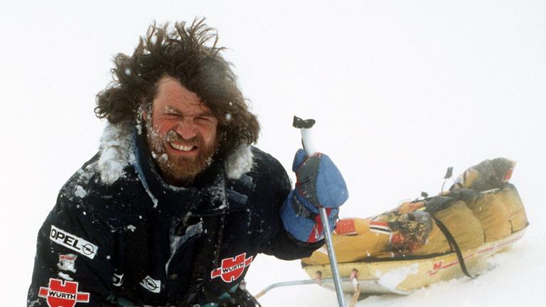 Der Bergsteiger Reinhold Messner demonstriert mit Ski und Lastenschlitten, wie es ihm und Arved Fuchs auf ihrer Antarktis-Expedition ergangen ist.