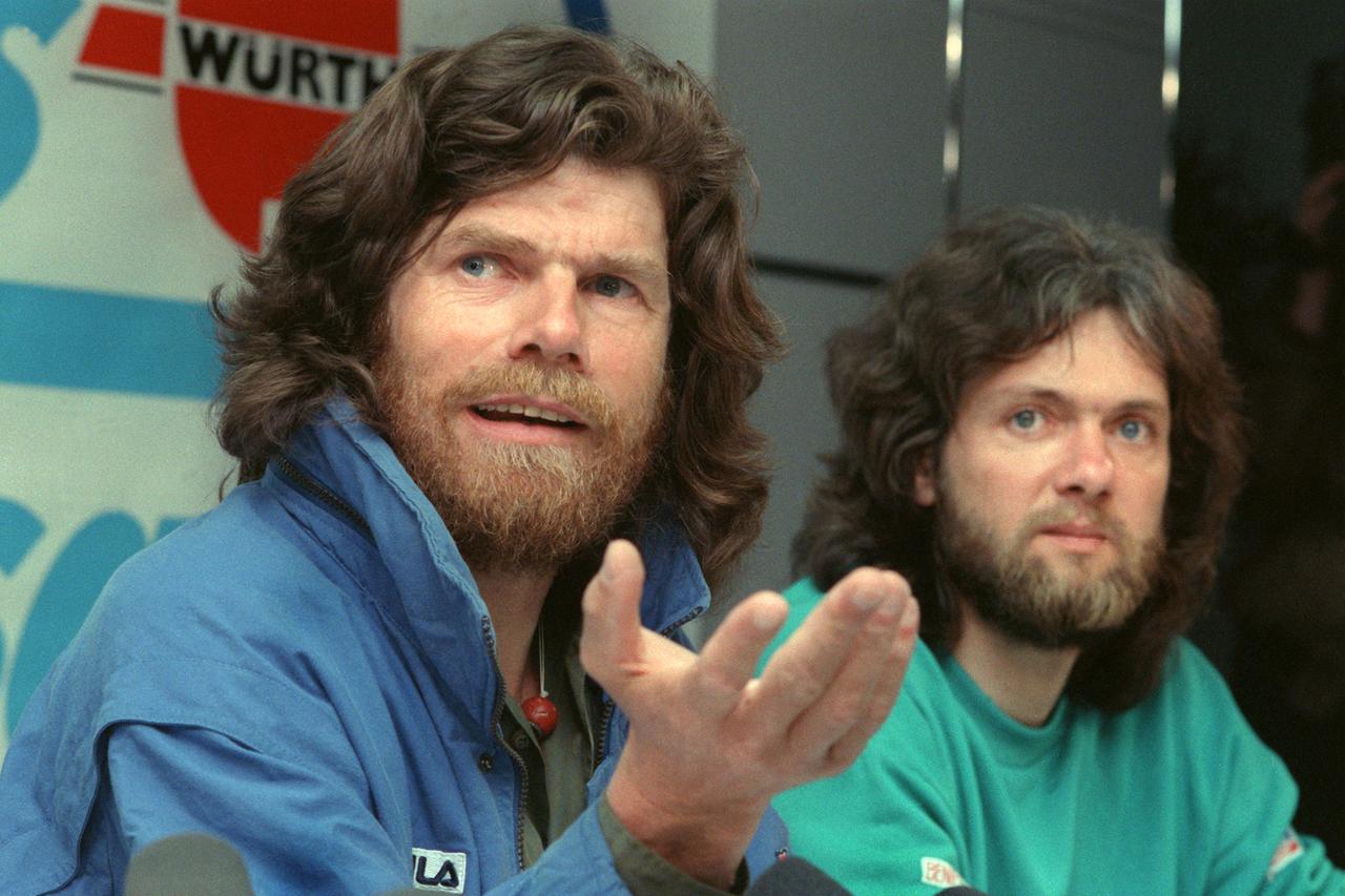 Der südtiroler Extrem-Bergsteiger Reinhold Messner spricht drei Monate nach der Antarktis-Expedition mit Arved Fuchs auf einer Pressekonferenz zu den Journalisten.