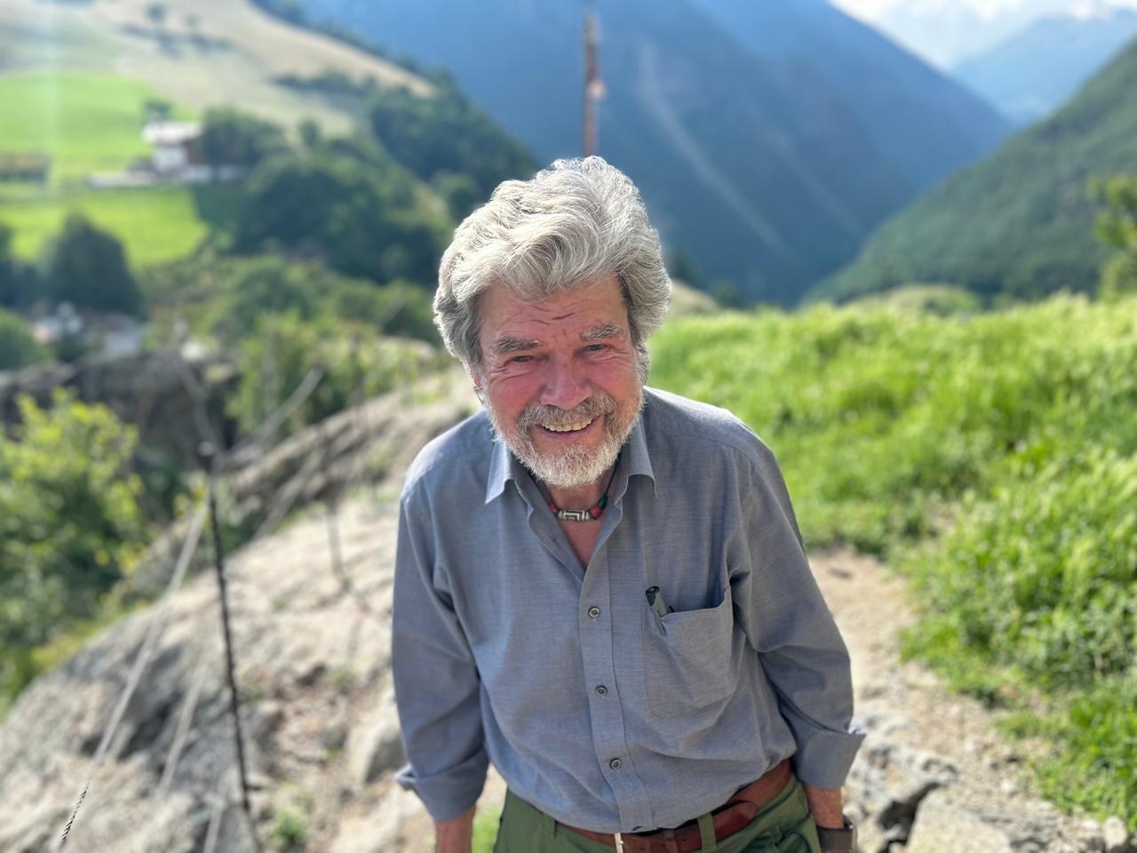 Der Bergsteiger Reinhold Messner steht auf dem Gelände seines Schlosses Juval.