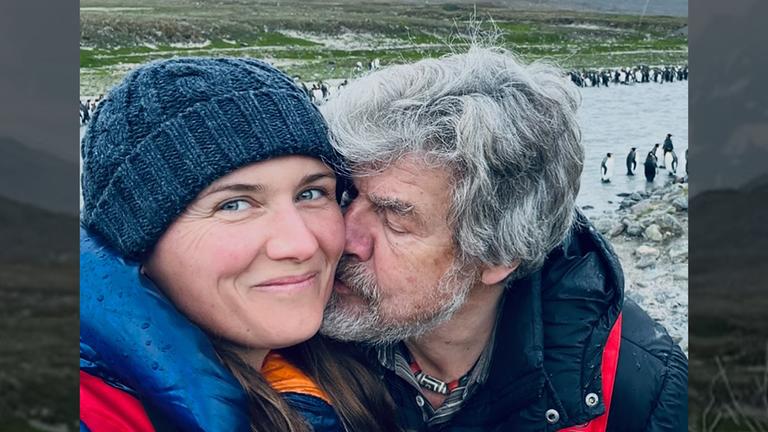 Mit diesem innigen Foto von sich und seiner Frau Diane gibt der Bergsteiger heute einen emotionalen Einblick: “Wir gehen diesen Weg zusammen, Blick nach vorne“, schreibt er dazu. (07.08.2025) 