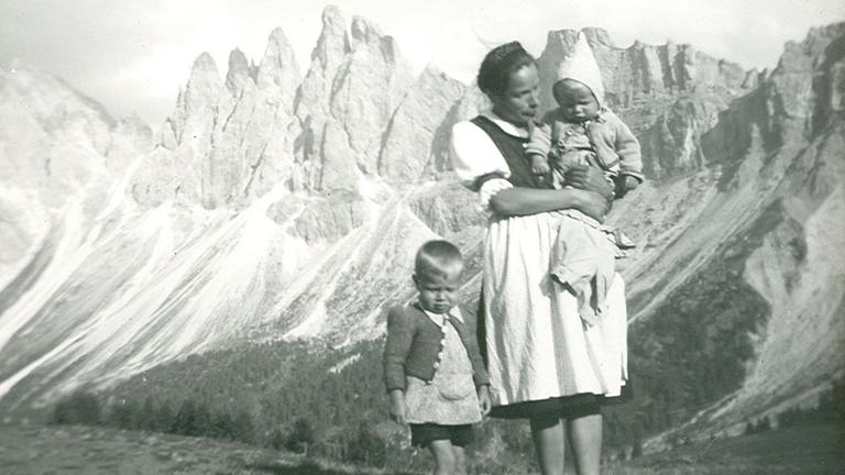 Reinhold Messner auf dem Arm seiner Mutter