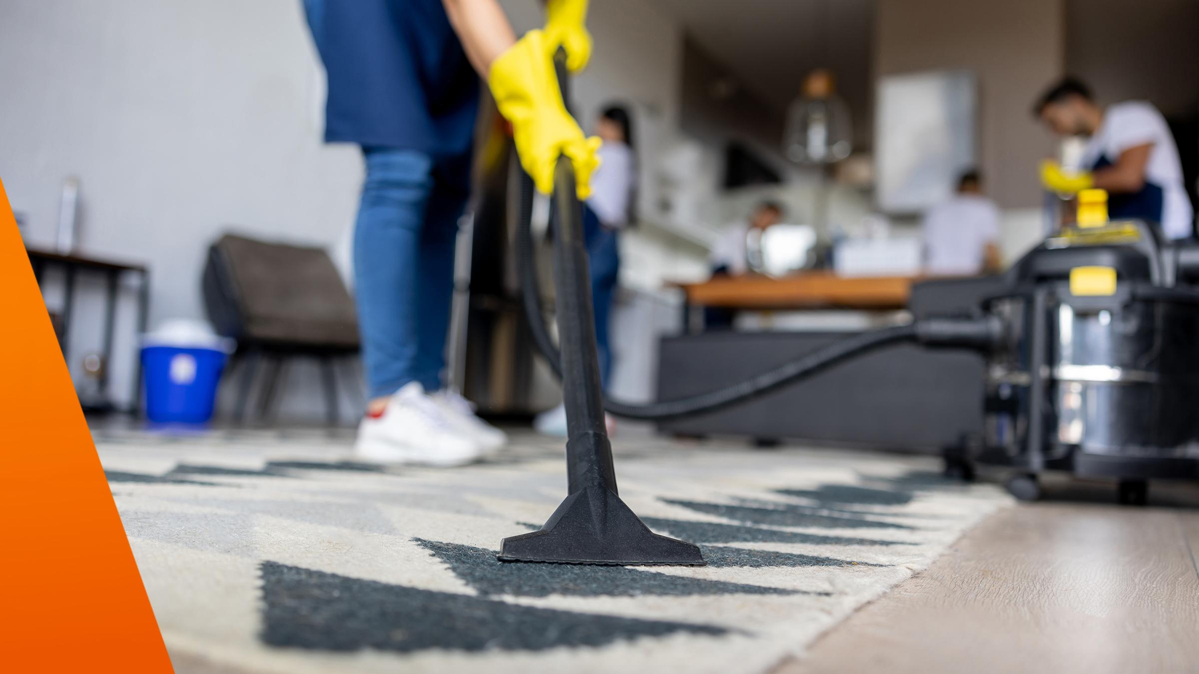 In einer Wohnung wird mit dem Staubsauger gesaugt