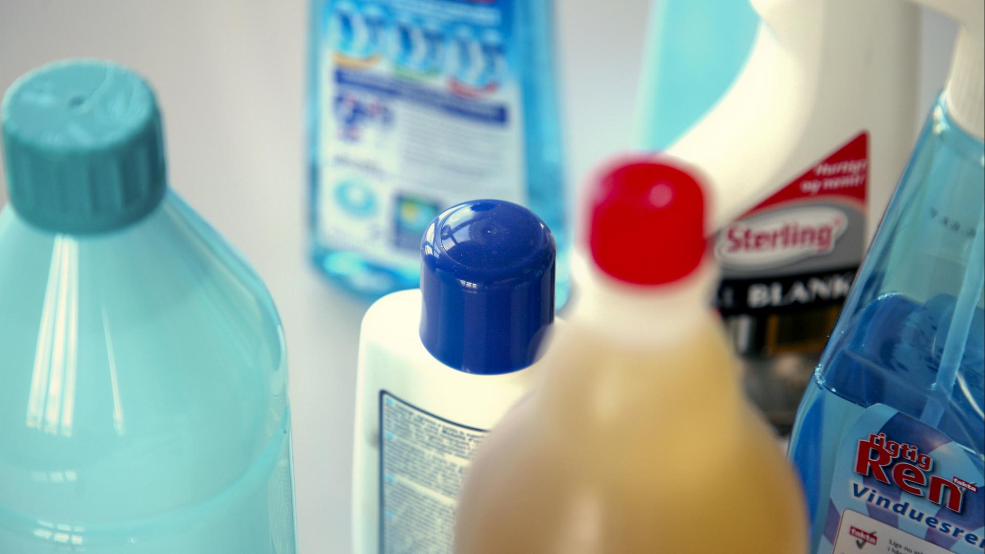 Verschiedene Reinigungsmittel nebeneinander aufgereiht