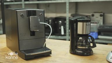 Eine Kaffeemaschine und einen Kaffeevollautomaten.