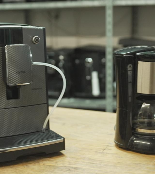 Eine Kaffeemaschine und einen Kaffeevollautomaten.