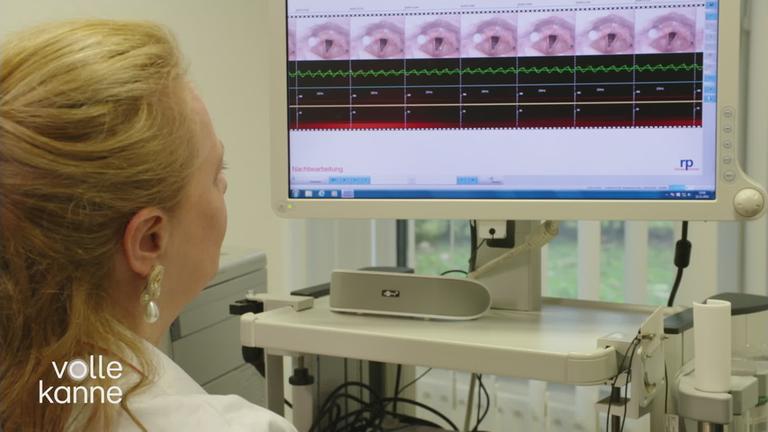 Ärztin begutachtet Abbildungen auf einem Computerbildschirm.