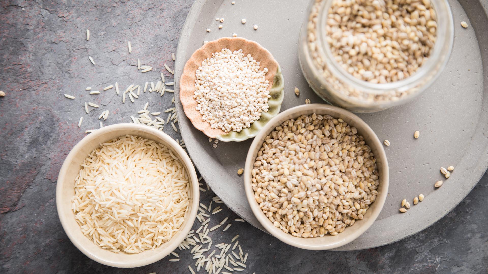 Reis und Graupen sind jeweils in Schüsseln gefüllt.