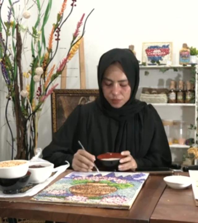 Künstlerinnen aus Kambodscha fertigen Kunstwerke aus Reiskörnern.