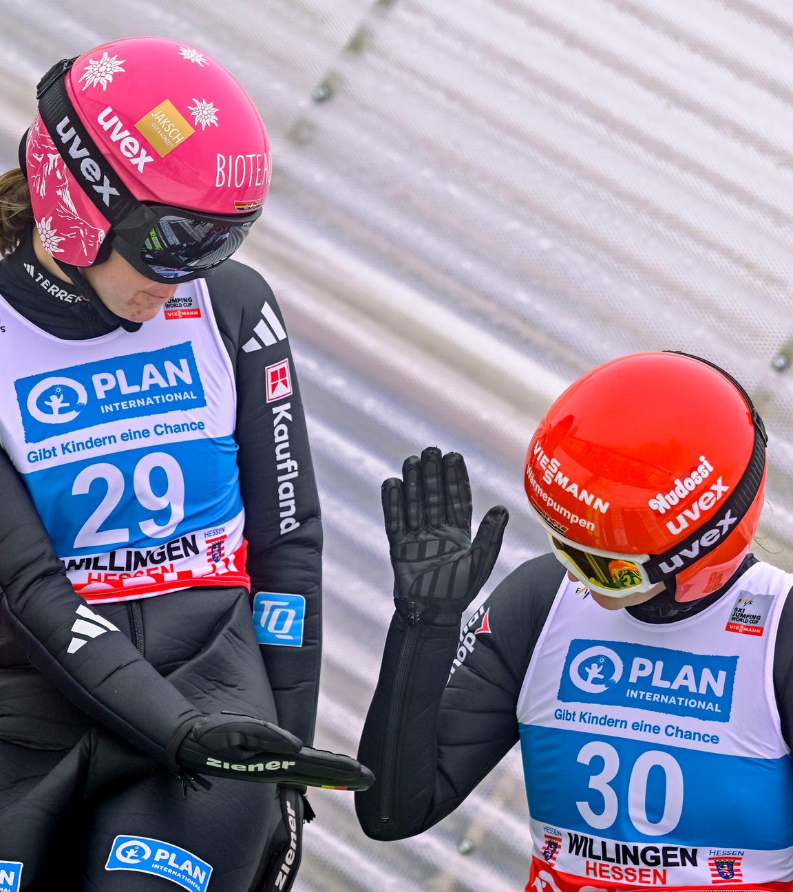 Die deutschen Skispringerinnen Agnes Reisch und Selina Freitag klatschen sich beim FIS Ski Jumping World Cup 2025-26 in Willingen die Hände ab
