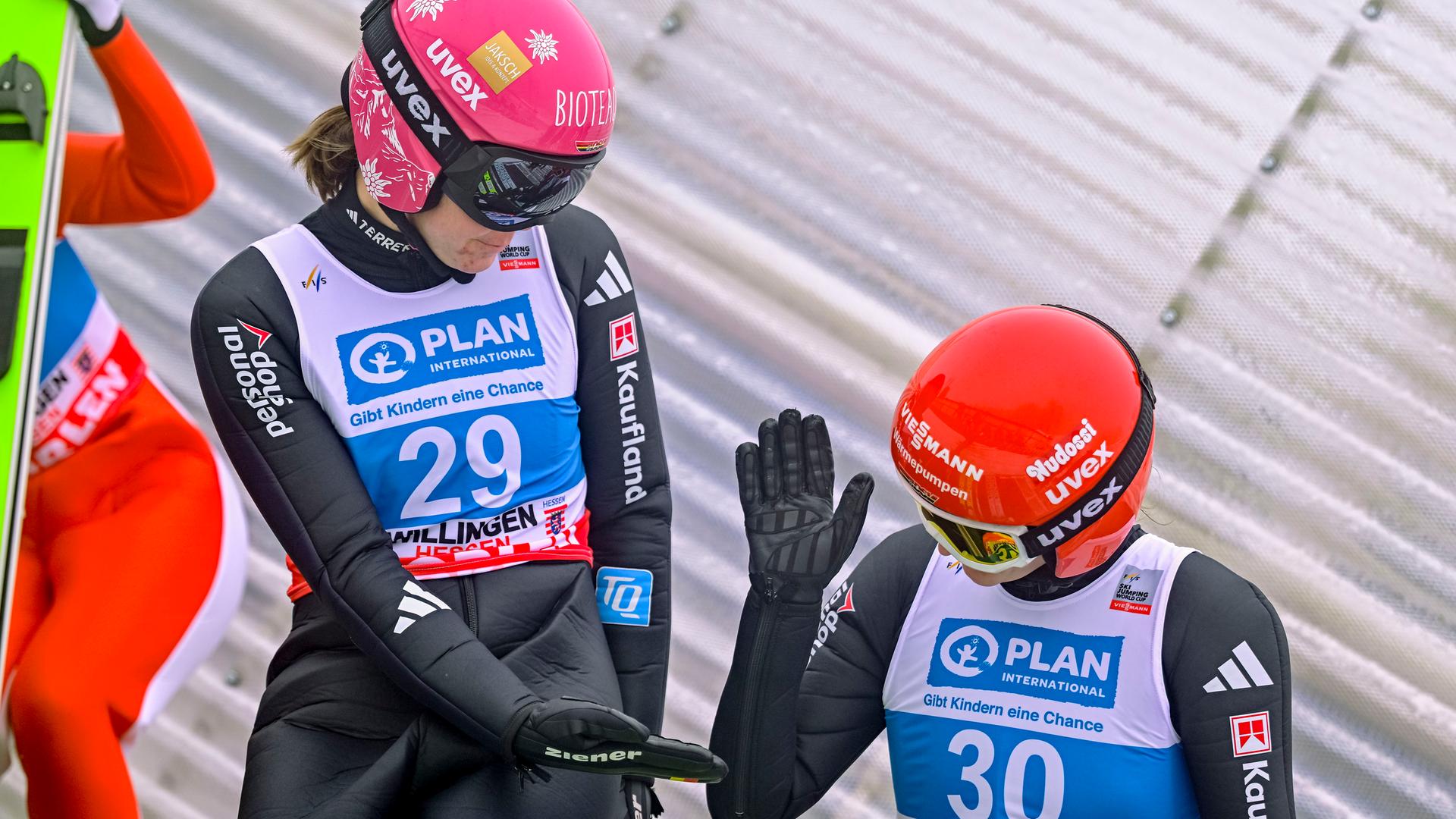Die deutschen Skispringerinnen Agnes Reisch und Selina Freitag klatschen sich beim FIS Ski Jumping World Cup 2025-26 in Willingen die Hände ab