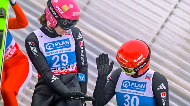 Die deutschen Skispringerinnen Agnes Reisch und Selina Freitag klatschen sich beim FIS Ski Jumping World Cup 2025-26 in Willingen die Hände ab