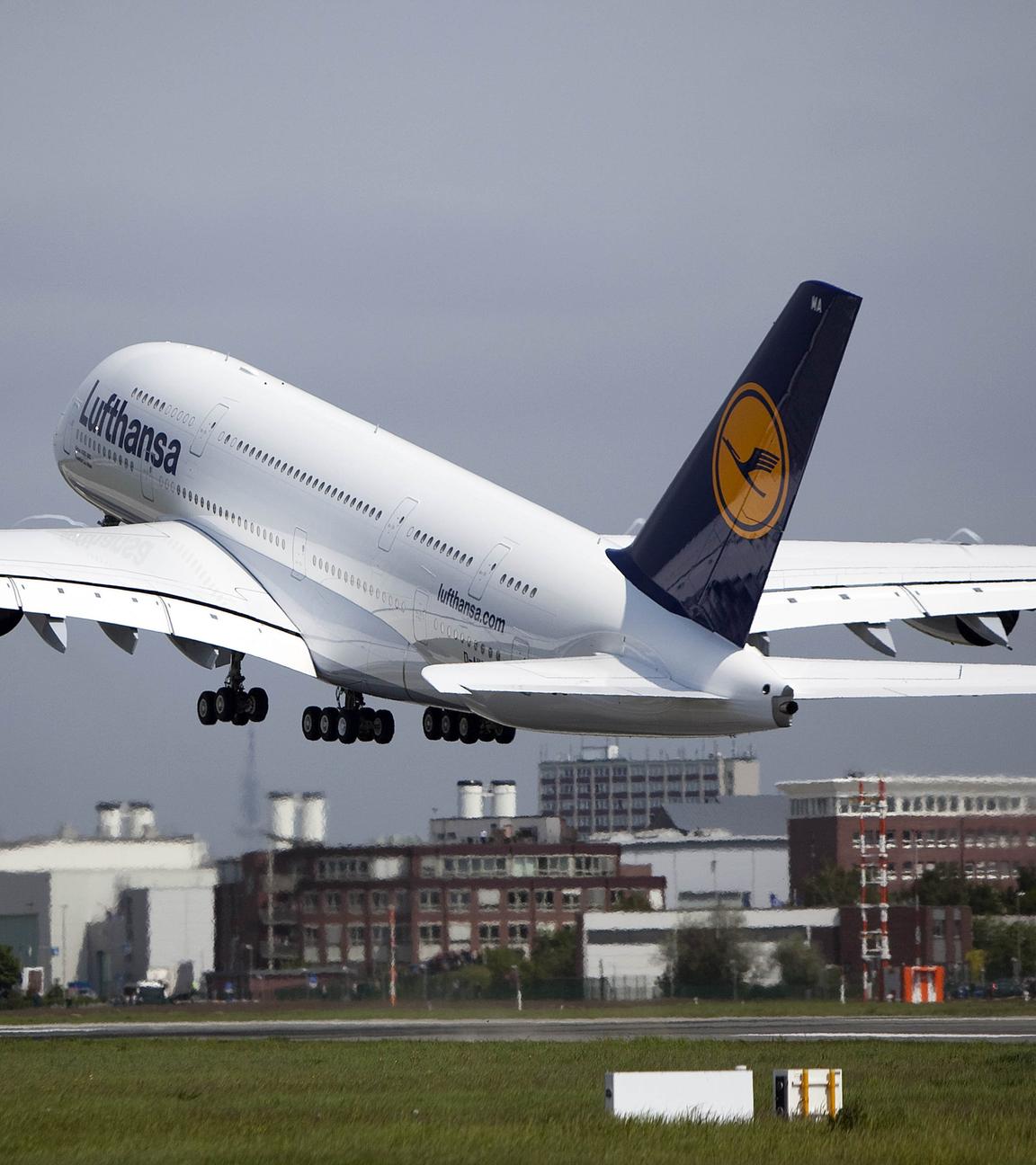 Der Flug in den Urlaub wird teurer: Die Preise für Kerosin sind seit Beginn des Irankriegs stark gestiegen.