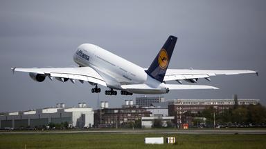Der Flug in den Urlaub wird teurer: Die Preise für Kerosin sind seit Beginn des Irankriegs stark gestiegen.