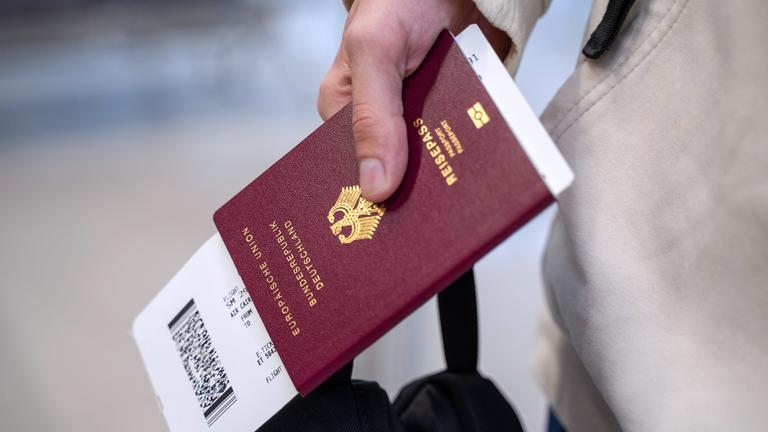 Deutscher Reisepass mit Flugticket am Flughafen Leipzig Halle