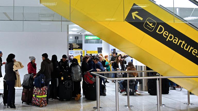 Reisende am Flughafen Gatwick, aufgenommen am 21.12.2018
