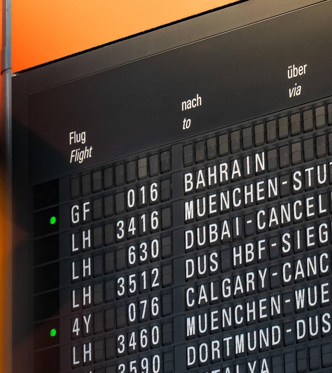 Auf der Anzeigetafel am Frankfurter Flughafen sind viele Flugausfälle zu sehen. 