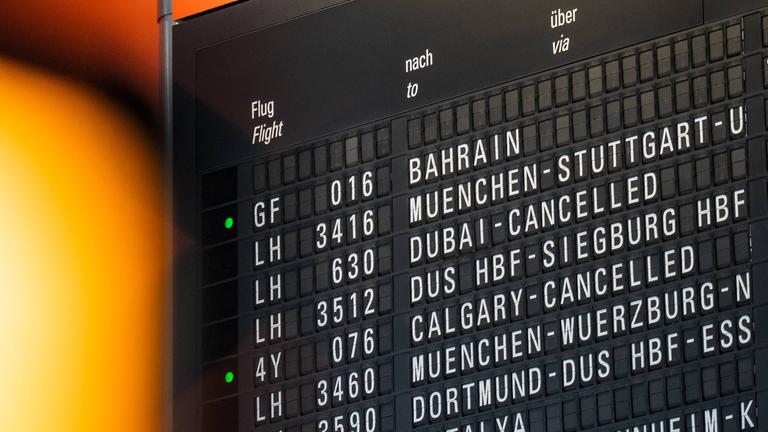 Auf der Anzeigetafel am Frankfurter Flughafen sind viele Flugausfälle zu sehen. 