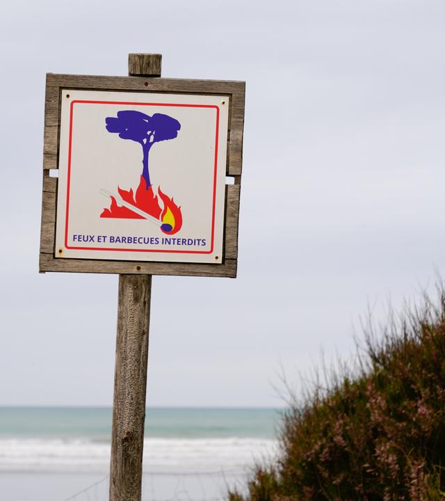 Verbotsschild für offenes Feuer an einem französischen Strand