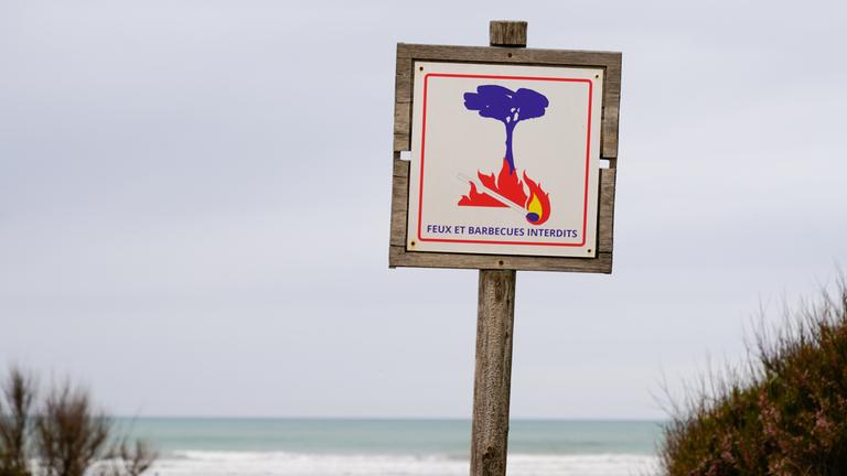 Verbotsschild für offenes Feuer an einem französischen Strand