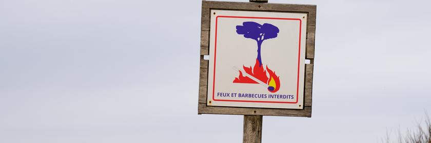 Verbotsschild für offenes Feuer an einem französischen Strand