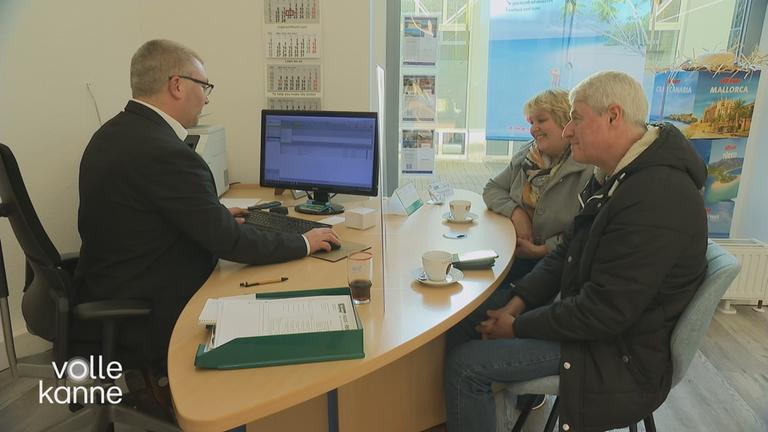 Drei Personen im Reisebüro
