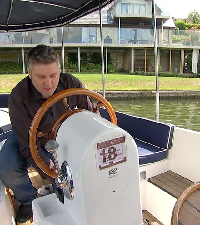 Mann sitzt in einem Boot