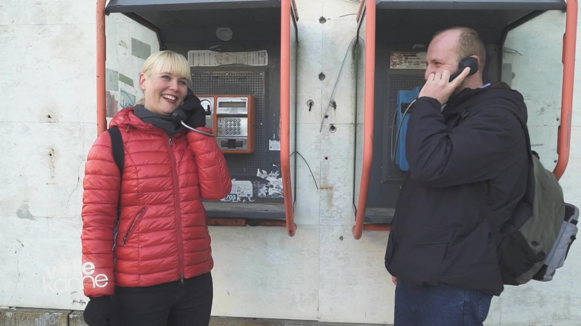 Reisereporterin Marina Wenk und Evgeni Mladenov stehen an Telefonzellen vor dem alten Postamt in Plovdiv.